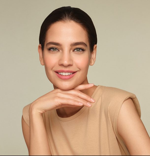 Note Cosmetique Cosmetic Model hand under face