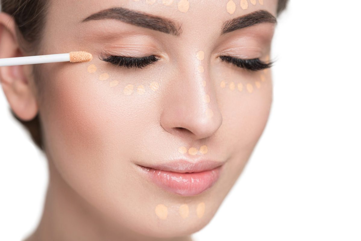 model applying concealer